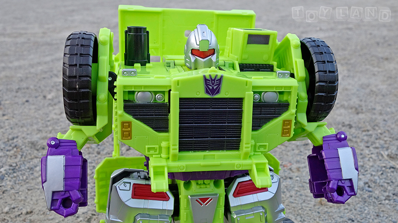 Illustration for article titled The Colossal New Transformers Devastator Is Better than the Original